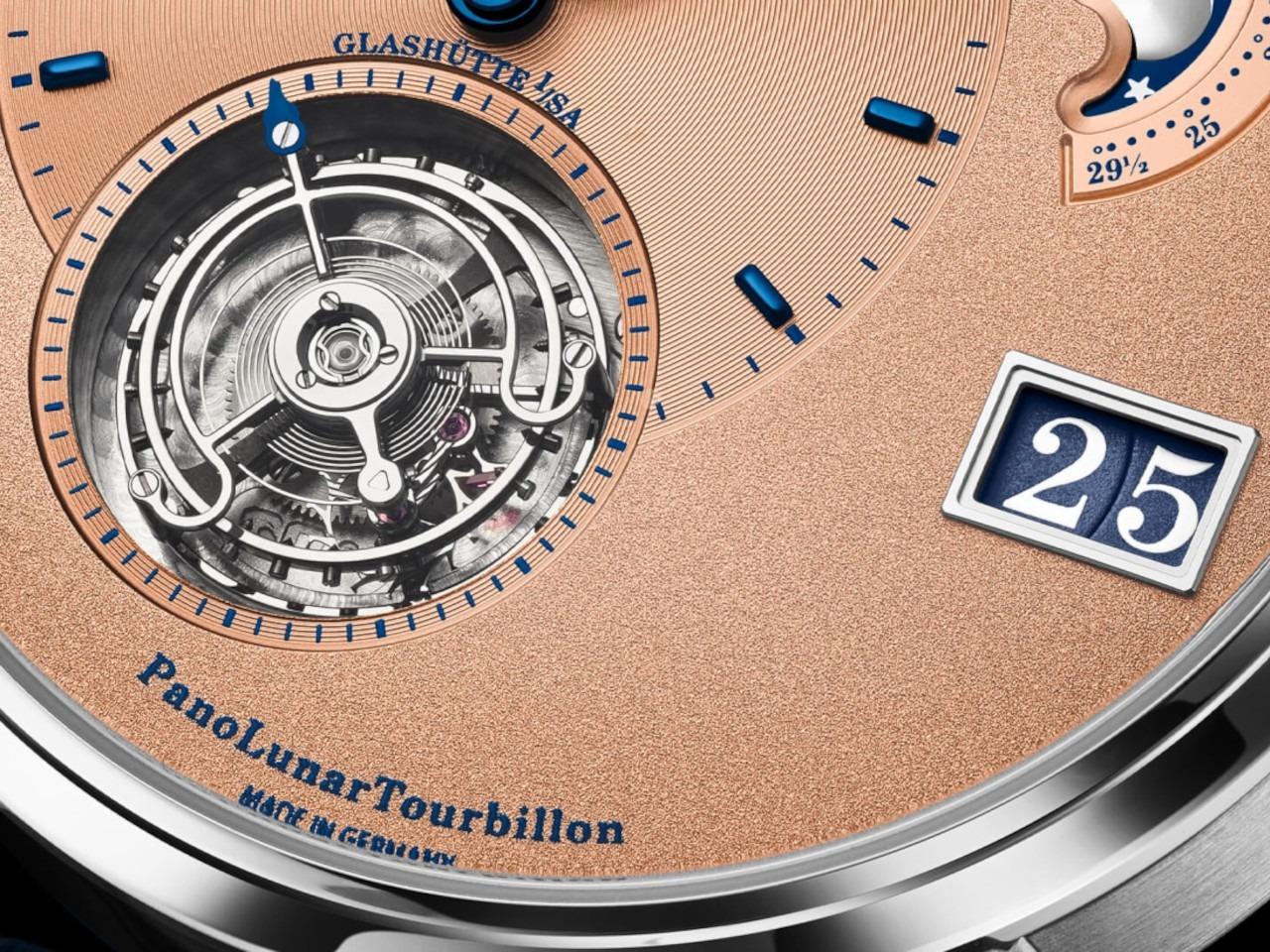 Glashütte Original PanoLunarTourbillon Automatik Platin 40mm Eisenerz Zifferblatt blaues Lederband – Herrenuhren Uhr mit Datum aus 950 Platin. Das Gehäuse ist rund und silber. Das Lederarmband Kroko / Alligator ist blau. Das Zifferblatt ist ein Index in roségold. – Ansicht 2