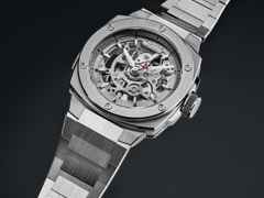 Alpina Alpiner Extreme Skeleton Automatik Edelstahl 39mm graues Zifferblatt Metallband – Herrenuhren Uhr ohne Datum aus Edelstahl und Kautschuk. Das Gehäuse ist rund und silber. Das Edelstahlarmband ist silber. Das Zifferblatt ist skelettiert und grau. – Ansicht 4