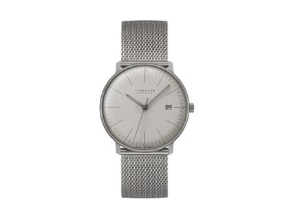 Junghans Max Bill MEGA Solar Funkuhr Titan 38mm silbernes Zifferblatt Metallband – Herrenuhren Uhr mit Datum aus Titan. Das Gehäuse ist rund und silber. Das Titanarmband ist silber. Das Zifferblatt ist ein Index in silber.