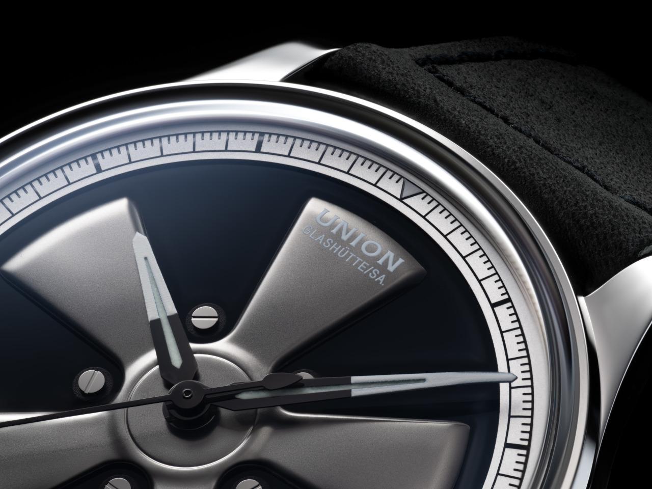 Union Glashütte Noramis Datum Petro Surf 2026 Limitierte Edition Automatik Edelstahl 40mm Felgendesign Zifferblatt schwarzes Lederband – Herrenuhren Uhr mit Datum aus Edelstahl und Leder. Das Gehäuse ist rund und silber. Das Lederarmband ist schwarz. Das Zifferblatt ist ohne Zeichen und schwarz. – Ansicht 2