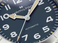 Hamilton Khaki Field Expedition Automatik Edelstahl 37mm dunkelblaues Zifferblatt braunes Lederband – Herrenuhren Uhr ohne Datum aus Edelstahl und Leder. Das Gehäuse ist rund und silber. Das Edelstahlarmband ist braun. Das Zifferblatt ist arabisch und blau. – Ansicht 4
