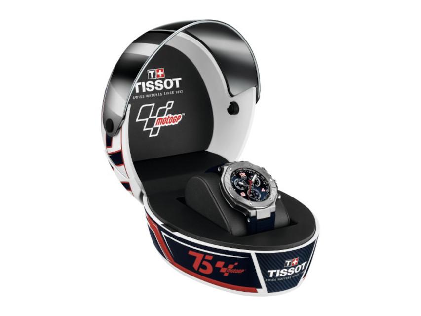 Tissot T-Race MotoGP                  2024 Chronograph Limited Edition  Quarz Edelstahl 45mm blaues Zifferblatt blaues Silikonband – Herrenuhren Chronograph aus Edelstahl. Das Gehäuse ist rund und silber. Das Kautschuk / Kunststoff / Silikon Armband ist blau. Das Zifferblatt ist arabisch Index und blau. – Ansicht 3