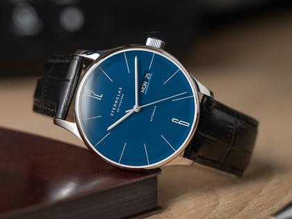 Sternglas Berlin Automatik Edelstahl 38mm blaues Zifferblatt schwarzes Lederband – Herrenuhren Uhr mit Datum aus Edelstahl und Leder. Das Gehäuse ist rund und silber. Das Lederarmband ist schwarz. Das Zifferblatt ist ein Index in blau. – Ansicht 6