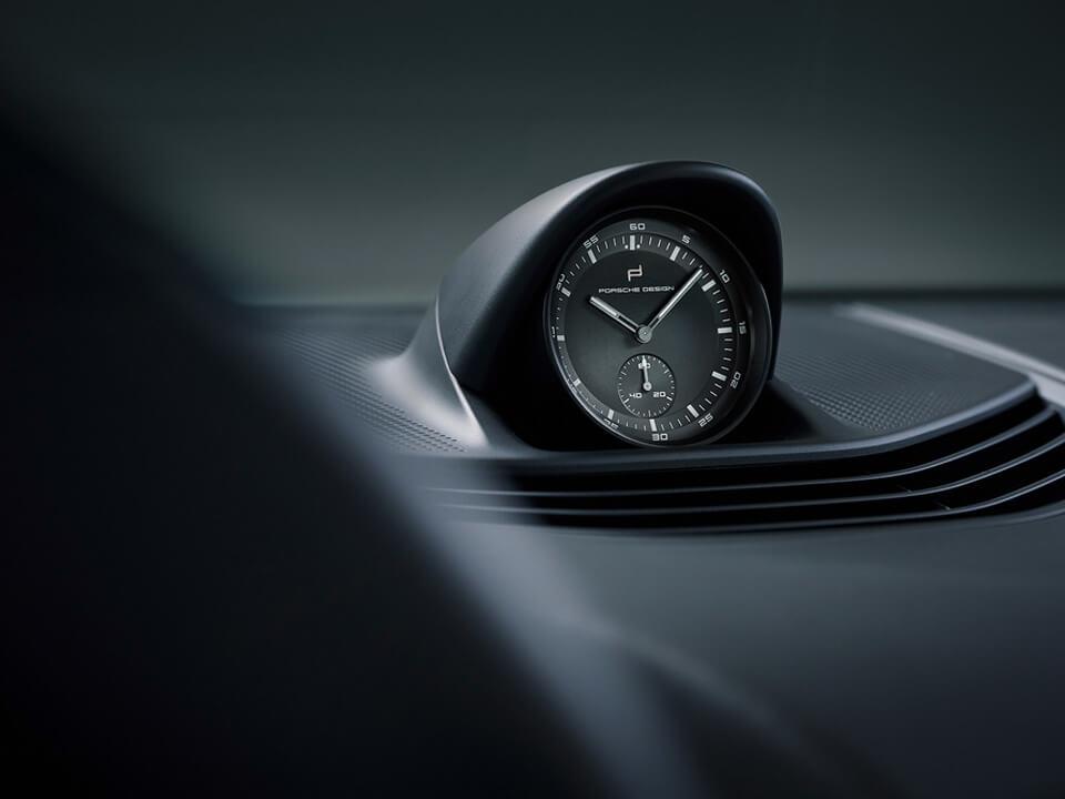 Porsche Design Sport Chrono Subsecond 42 Titan schwarzes Lederband – Herrenuhren Uhr mit Datum aus Titan. Das Gehäuse ist rund und silber. Das Lederarmband ist schwarz. Das Zifferblatt ist ein Index in schwarz. – Ansicht 6