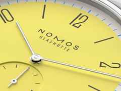 Nomos Glashütte Tangente 38 Datum "175 Years Watchmaking - Kanari" Handaufzug Edelstahl gelbes Zifferblatt graues Textilband Glasboden – Herrenuhren Uhr mit Datum aus Edelstahl. Das Gehäuse ist rund und silber. Das Textilarmband ist grau. Das Zifferblatt ist arabisch Index und gelb. – Ansicht 5
