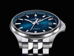 Junghans Meister S Automatic Edelstahl 36mm blaues Zifferblatt Metallband – Damenuhren Uhr mit Datum aus Edelstahl. Das Gehäuse ist rund und silber. Das Edelstahlarmband ist silber. Das Zifferblatt ist ein Index in blau. – Ansicht 3