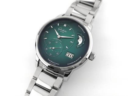 Glashütte Original PanoMaticLunar Automatik Edelstahl 40mm grün Metallband 1-90-02-13-32-70 Full Set Occasion Neu – Herrenuhren Uhr mit Datum aus Edelstahl. Das Gehäuse ist rund und silber. Das Edelstahlarmband ist silber. Das Zifferblatt ist arabisch Index und grün. – Ansicht 4
