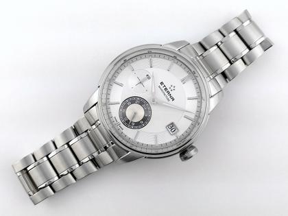 Juwelier Roller Eterna Adventic GMT Silver Automatik 42mm Metallband 7661.41.66.1702 Full Set mit Garantie Occasion Neu – Herrenuhren Uhr mit Datum aus Edelstahl. Das Gehäuse ist rund und silber. Das Edelstahlarmband ist silber. Das Zifferblatt ist ein Index in weiß. – Ansicht 4