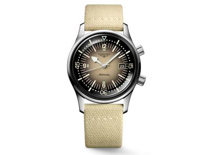 Longines Legend Diver Automatik Edelstahl 42mm beiges Zifferblatt beiges Lederband – Herrenuhren Uhr mit Datum aus Edelstahl. Das Gehäuse ist rund und silber. Das Textilarmband ist beige. Das Zifferblatt ist arabisch Index und beige.