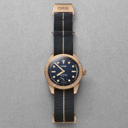 Oris Carl Brashear Limited Edition Automatik Bronze 40mm blaues Zifferblatt blaues Textilband – Herrenuhren Uhr ohne Datum aus Bronze. Das Gehäuse ist rund und roségold. Das Textilarmband ist blau. Das Zifferblatt ist ein Index in blau. – Ansicht 3