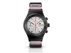 Porsche Design Chronograph 1 - F.A.T. 2025 Edition – Herrenuhren Chronograph aus Titan und Titancarbid beschichtet. Das Gehäuse ist rund und schwarz. Das Titanarmband ist schwarz. Das Zifferblatt ist ein Index in weiß. – Ansicht 5