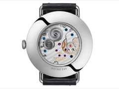 Nomos Glashütte Metro 38 Stadtschwarz Handaufzug Edelstahl 38mm schwarzes Zifferblatt schwarzes Lederband Glasboden – Herrenuhren Uhr ohne Datum aus Edelstahl. Das Gehäuse ist rund und silber. Das Lederarmband ist schwarz. Das Zifferblatt ist arabisch Index und grau. – Ansicht 2