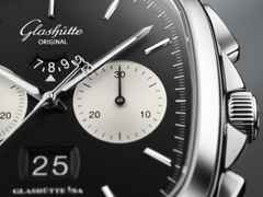 Glashütte Original Seventies Chronograph XV Limited Edition Automatik Edelstahl 40mm schwarzes Zifferblatt Metallband – Herrenuhren Chronograph aus 750 Weißgold und Edelstahl. Das Gehäuse ist quadratisch und silber. Das Edelstahlarmband ist silber. Das Zifferblatt ist ein Index in schwarz. – Ansicht 4