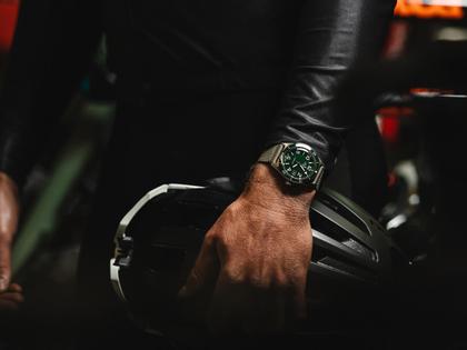 Glashütte Original SeaQ Automatik Edelstahl 40mm grünes Zifferblatt graues Textilband – Herrenuhren Uhr mit Datum aus Edelstahl und Keramik. Das Gehäuse ist rund und silber. Das Textilarmband ist grau. Das Zifferblatt ist arabisch Index und grün. – Ansicht 5