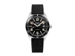 Glashütte Original SeaQ Automatik Edelstahl 40mm schwarzes Zifferblatt schwarzes Kautschukband – Herrenuhren Uhr mit Datum aus Edelstahl und Keramik. Das Gehäuse ist rund und silber. Das Kautschuk / Kunststoff / Silikon Armband ist schwarz. Das Zifferblatt ist arabisch Index und schwarz.