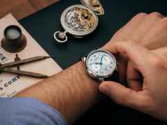 Union Glashütte 1893 Johannes Dürrstein Edition Chronograph Jubiläumsedition 130 Jahre Handaufzug Edelstahl 42mm silberfarbenes Zifferblatt blaues Lederband – Herrenuhren Chronograph aus Edelstahl. Das Gehäuse ist rund und silber. Das Lederarmband ist blau. Das Zifferblatt ist arabisch und silber. – Ansicht 2