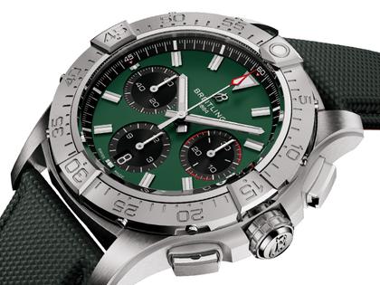 Breitling Avenger B01 Chronograph 42 Automatik Edelstahl 42mm grünes Zifferblatt grünes Lederband – Herrenuhren Chronograph aus Edelstahl und Leder. Das Gehäuse ist rund und silber. Das Lederarmband ist grün. Das Zifferblatt ist ein Index in grün. – Ansicht 3