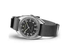 Hamilton Khaki Aviation Pilot Pioneer Mechanical Handaufzug Edelstahl 36x33mm graues Zifferblatt graues Textilband – Herrenuhren Uhr ohne Datum aus Edelstahl. Das Gehäuse ist rund und silber. Das Textilarmband ist grau. Das Zifferblatt ist arabisch und schwarz. – Ansicht 2
