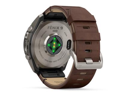 Garmin Fenix 9 Pro inReach Titan 51mm digitales Display braunes Lederband – Herrenuhren Uhr Multifunktion aus Leder und Titan. Das Gehäuse ist rund und grau. Das Lederarmband ist braun. Das Zifferblatt ist digital und schwarz. – Ansicht 4
