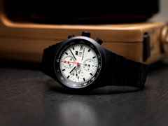 Porsche Design Chronograph 1 - F.A.T. 2025 Edition – Herrenuhren Chronograph aus Titan und Titancarbid beschichtet. Das Gehäuse ist rund und schwarz. Das Titanarmband ist schwarz. Das Zifferblatt ist ein Index in weiß. – Ansicht 10