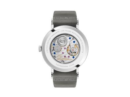 Nomos Glashütte Tangente 38 Datum "175 Years Watchmaking - Tiefseegrau" Handaufzug Edelstahl schwarzes Zifferblatt graues Textilband Glasboden – Herrenuhren Uhr mit Datum aus Edelstahl. Das Gehäuse ist rund und silber. Das Textilarmband ist grau. Das Zifferblatt ist arabisch Index und schwarz. – Ansicht 2