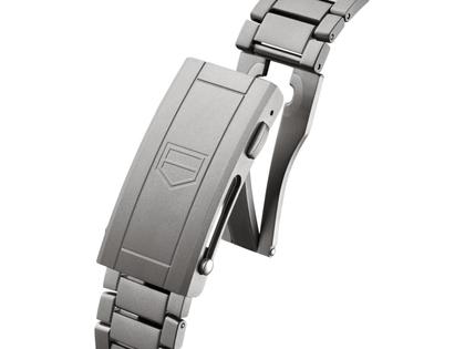 TAG Heuer Aquaracer Professional 500 Date Automatik Titan 42mm schwarzes Zifferblatt Metallband limitiert – Herrenuhren Uhr mit Datum aus Keramik und Titan. Das Gehäuse ist rund und silber. Das Titanarmband ist silber. Das Zifferblatt ist ein Index in schwarz. – Ansicht 6