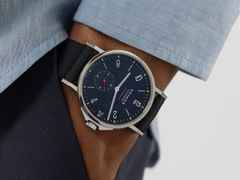 Nomos Glashütte Ahoi neomatik 38 Datum Atlantik Automatik Edelstahl dunkelblaues Zifferblatt dunkelblaues Textilband Stahlboden – Herrenuhren Uhr mit Datum aus Edelstahl. Das Gehäuse ist rund und silber. Das Textilarmband ist blau. Das Zifferblatt ist arabisch Index und blau. – Ansicht 11