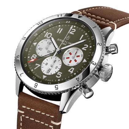 Breitling Super Avi B04 Chronograph GMT 46 Curtiss Warhawk Automatik Edelstahl grünes Zifferblatt braunes Lederband – Herrenuhren Chronograph aus Edelstahl. Das Gehäuse ist rund und silber. Das Lederarmband ist braun. Das Zifferblatt ist arabisch und grün. – Ansicht 3