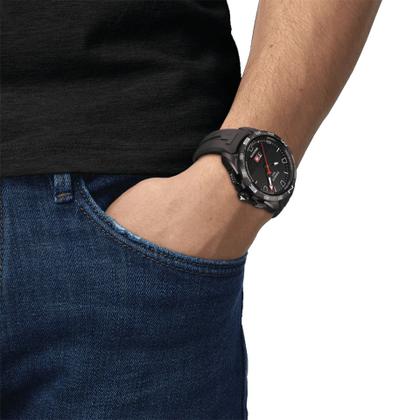Tissot T-Touch Connect Solar Titanium schwarz schwarzes Kautschukband – Herrenuhren Chronograph aus Titan. Das Gehäuse ist rund und schwarz. Das Kautschuk / Kunststoff / Silikon Armband ist schwarz. Das Zifferblatt ist digital und schwarz. – Ansicht 3