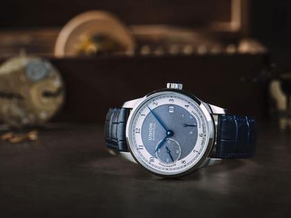 Union Glashütte 1893 Johannes Dürrstein Edition Gangreserve Handaufzug Edelstahl 41mm graues Zifferblatt blaues Lederband – Herrenuhren Uhr mit Datum aus Edelstahl und Leder. Das Gehäuse ist rund und silber. Das Lederarmband ist blau. Das Zifferblatt ist arabisch und grau. – Ansicht 5