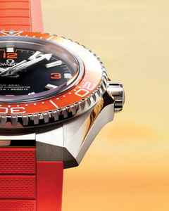 Omega Seamaster Planet Ocean 600M Automatik Edelstahl 42mm schwarzes Zifferblatt orange Keramiklünette oranges Kautschukband – Herrenuhren Uhr ohne Datum aus Edelstahl und Keramik. Das Gehäuse ist rund und silber. Das Kautschuk / Kunststoff / Silikon Armband ist orange. Das Zifferblatt ist arabisch Index und schwarz. – Ansicht 5