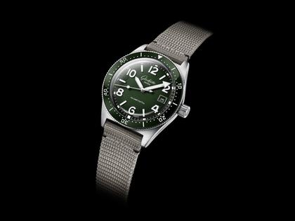 Glashütte Original SeaQ Automatik Edelstahl 40mm grünes Zifferblatt graues Textilband – Herrenuhren Uhr mit Datum aus Edelstahl und Keramik. Das Gehäuse ist rund und silber. Das Textilarmband ist grau. Das Zifferblatt ist arabisch Index und grün. – Ansicht 8