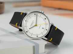 Sternglas Naos Edition Bauhaus X Gelb Automatik Edelstahl 38mm beiges Zifferblatt schwarzes Lederband – Herrenuhren Uhr mit Datum aus Edelstahl. Das Gehäuse ist rund und silber. Das Lederarmband ist schwarz. Das Zifferblatt ist ein Index in beige. – Ansicht 6