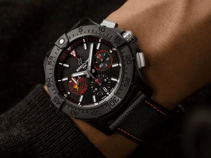 Breitling Avenger B01 Chronograph 44 Night Mission USN Dust Devils Automatik Keramik schwarzes Zifferblatt schwarzes Lederband – Herrenuhren Chronograph aus Carbon und Titan. Das Gehäuse ist rund und schwarz. Das Lederarmband ist anthrazit. Das Zifferblatt ist ein Index in schwarz. – Ansicht 5