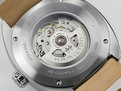 Hamilton American Classic Pan Europ Day Date Automatik Edelstahl 42 mm beiges Zifferblatt beiges Lederband – Herrenuhren Uhr mit Datum aus Edelstahl und Leder. Das Gehäuse ist rund und silber. Das Lederarmband ist beige. Das Zifferblatt ist ein Index in beige. – Ansicht 5