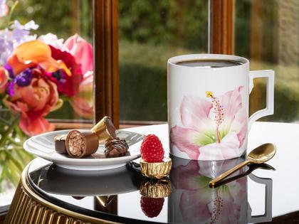 Meissen MUG Collection Henkelbecher "Giant Bloom Hibiskus" – Porzellanwaren Tafelporzellan in weiß und aus Porzellan. – Ansicht 3