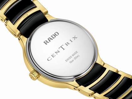 Rado Centrix Diamonds Quarz Edelstahl Gelbgold-PVD 35mm schwarzes Zifferblatt mit Brillanten Metallband – Damenuhren Uhr mit Datum aus Edelstahl, Keramik und PVD beschichtet. Das Gehäuse ist rund und gelbgold. Das Keramikarmband ist mehrfarbig. Das Zifferblatt ist ein Index in schwarz. – Ansicht 4