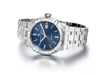 Maurice Lacroix Aikon Automatik Edelstahl 42mm blaues Zifferblatt Metallband – Herrenuhren Uhr mit Datum aus Edelstahl. Das Gehäuse ist rund und silber. Das Edelstahlarmband ist silber. Das Zifferblatt ist ein Index in blau. – Ansicht 2