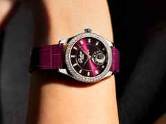 Glashütte Original Lady Serenade Luna Purpursamt Automatik Edelstahl 32,5mm violettes Zifferblatt violettes Lederband – Damenuhren Uhr ohne Datum aus 750 Weißgold, Edelstahl und Leder. Das Gehäuse ist rund und silber. Das Lederarmband Kroko / Alligator ist lila. Das Zifferblatt ist ein Index in lila. – Ansicht 12