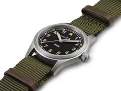 Hamilton Khaki Field Quartz Edelstahl 33mm schwarzes Zifferblatt grünes NATO-Textilband – Damenuhren Uhr ohne Datum aus Edelstahl. Das Gehäuse ist rund und grau. Das Textilarmband ist grün. Das Zifferblatt ist ein Index in schwarz. – Ansicht 2