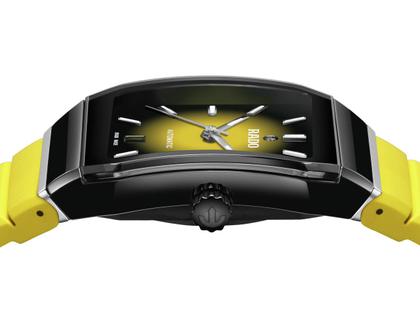 Rado Anatom Automatik Keramik 32,5mm schwarz-gelbes Zifferblatt gelbes Kautschukband – Damenuhren Uhr mit Datum aus Edelstahl, Kautschuk, Keramik und PVD beschichtet. Das Gehäuse ist rechteckig und schwarz. Das Kautschuk / Kunststoff / Silikon Armband ist gelb. Das Zifferblatt ist ein Index in gelb. – Ansicht 3