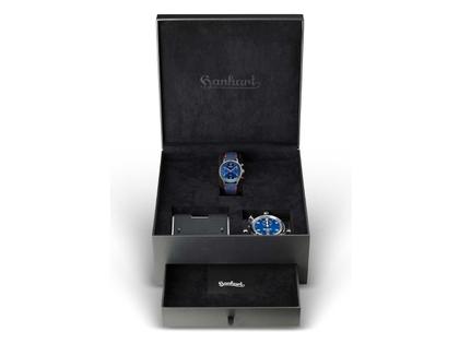 Hanhart Red X Blau Handaufzug Edelstahl 39mm blaues Zifferblatt blaues Lederband – Herrenuhren Chronograph aus Edelstahl, Keramik, Kunststoff und Leder. Das Gehäuse ist rund und silber. Das Lederarmband ist blau. Das Zifferblatt ist arabisch Index und blau. – Ansicht 5