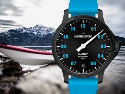 MeisterSinger Unomat Automatik Edelstahl 43mm schwarzes Zifferblatt blaues Kautschukband limitiert – Herrenuhren Uhr mit Datum aus DLC beschichtet, Edelstahl und Kautschuk. Das Gehäuse ist rund und schwarz. Das Kautschuk / Kunststoff / Silikon Armband ist blau. Das Zifferblatt ist arabisch Index und schwarz. – Ansicht 2