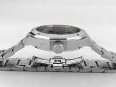 Juwelier Roller Baume & Mercier Riviera Ewiger Kalender Limited Edition Automatik Edelstahl 40mm graues Zifferblatt Metallband M0A10786 Full Set mit Garantie Occasion Neu – Herrenuhren Uhr mit Kalender aus Edelstahl. Das Gehäuse ist sonstige Form und silber. Das Edelstahlarmband ist silber. Das Zifferblatt ist römisch Index und grau. – Ansicht 3