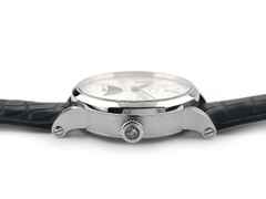Mühle Glashütte Robert Mühle Mondphase Handaufzug Edelstahl 42mm silbernes Zifferblatt schwarzes Lederband M1-11-53 Full Set Occasion Refurbished – Herrenuhren Uhr mit Datum aus Edelstahl. Das Gehäuse ist rund und silber. Das Lederarmband ist schwarz. Das Zifferblatt ist ein Index in silber. – Ansicht 3
