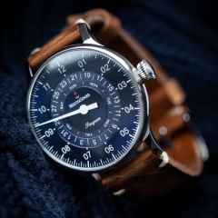 MeisterSinger Pangaea Day Date, 40mm Automatik blau – Herrenuhren Uhr mit Datum aus Edelstahl. Das Armband ist ein Lederarmband. Der Zifferblatt ist arabisch. – Ansicht 2