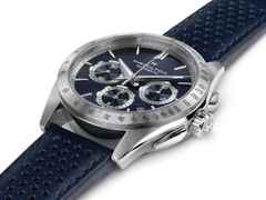 Hamilton Jazzmaster Performer Auto Chrono Edelstahl 42mm dunkelblaues Zifferblatt dunkelblaues Lederband – Herrenuhren Chronograph aus Edelstahl und Leder. Das Gehäuse ist rund und silber. Das Lederarmband ist blau. Das Zifferblatt ist arabisch Index und blau. – Ansicht 2