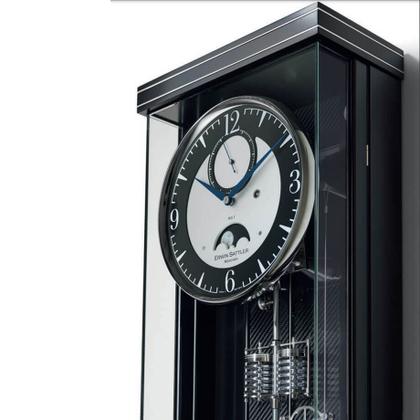 Erwin Sattler Präzisionspendeluhr Wanduhr Opus Metallica 100 silber-schwarzes Zifferblatt – Großuhren Wanduhr aus . Das Gehäuse ist rechteckig und schwarz. Das Zifferblatt ist arabisch Index und silber. – Ansicht 3