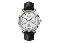 Glashütte Original Senator Observer Automatik Edelstahl 44mm silbernes Zifferblatt schwarzes Lederband – Herrenuhren Uhr mit Datum aus Edelstahl. Das Gehäuse ist rund und silber. Das Lederarmband ist schwarz. Das Zifferblatt ist arabisch und silber.
