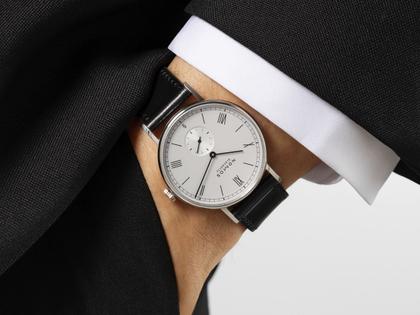 Nomos Glashütte Ludwig 38 75 Jahre Grundgesetz Handaufzug Edelstahl 38mm weißes Zifferblatt schwarzes Lederband limitiert – Herrenuhren Uhr ohne Datum aus Edelstahl und Leder. Das Gehäuse ist rund und silber. Das Lederarmband ist schwarz. Das Zifferblatt ist römisch Index und weiß. – Ansicht 5